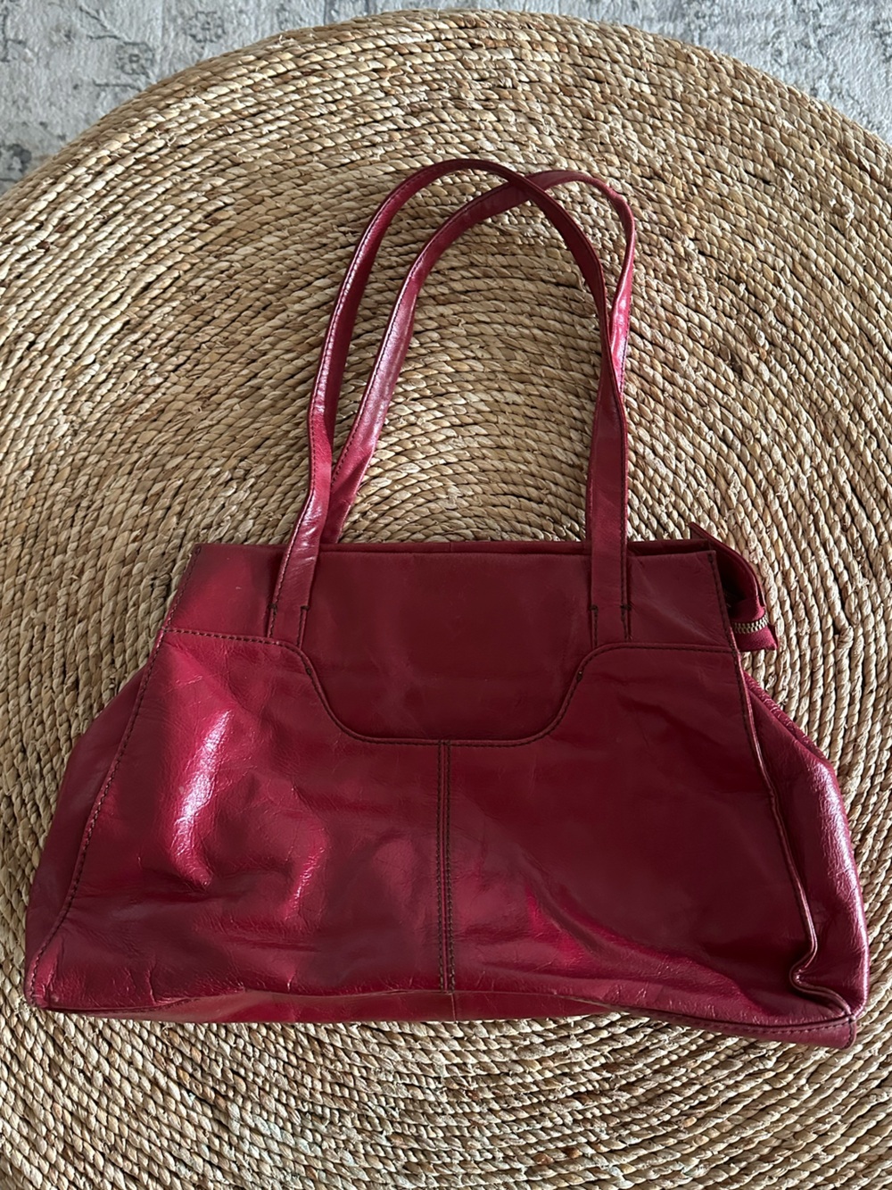 Hobo broker tote bag in cardinal